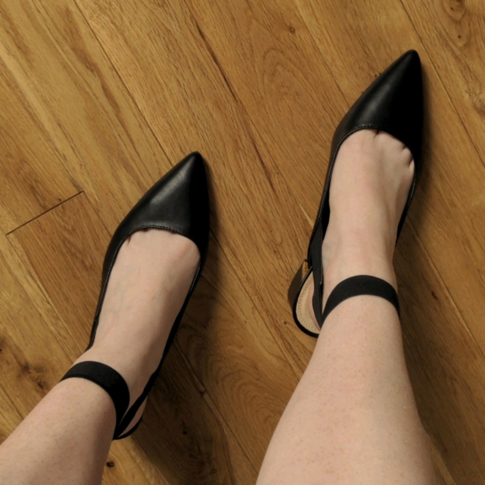 Faux leather open back court shoe w gold, US8